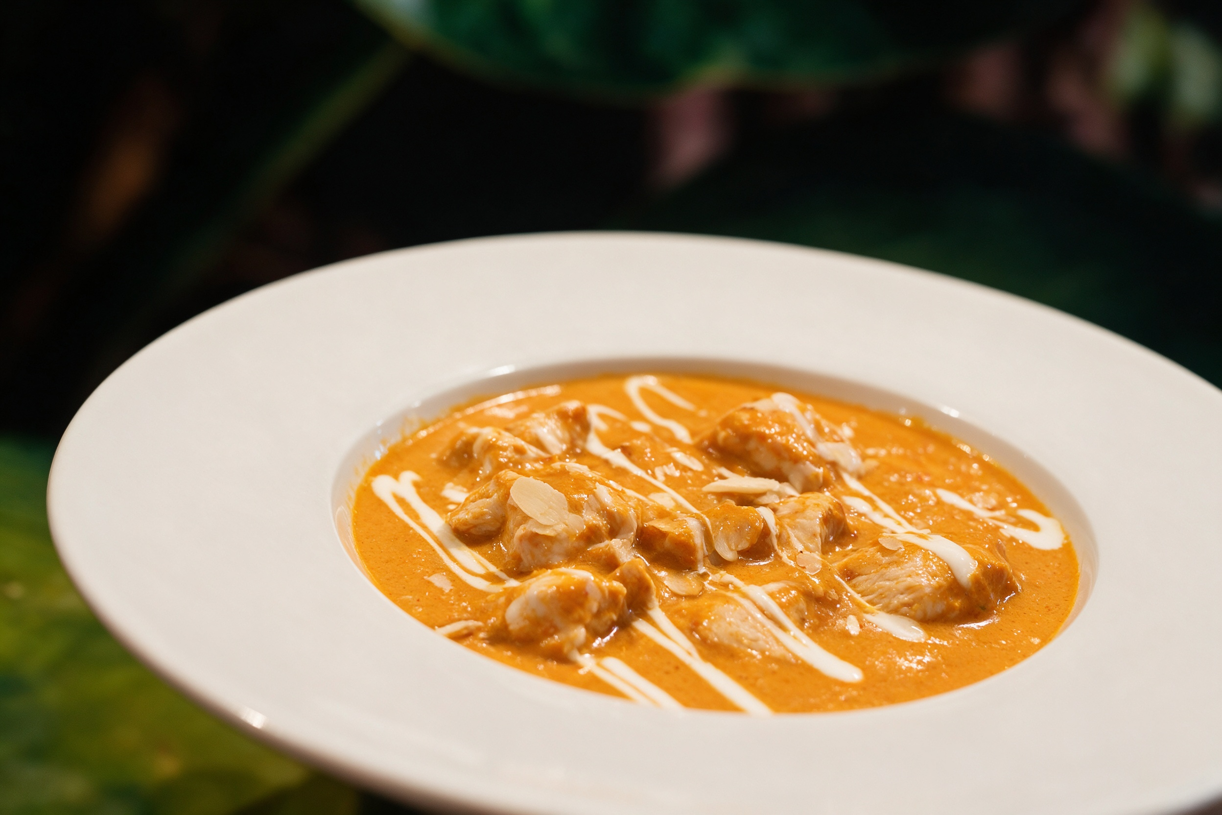 Pollo makkani, curry cremoso de mantequilla con hilo de nata y almendras